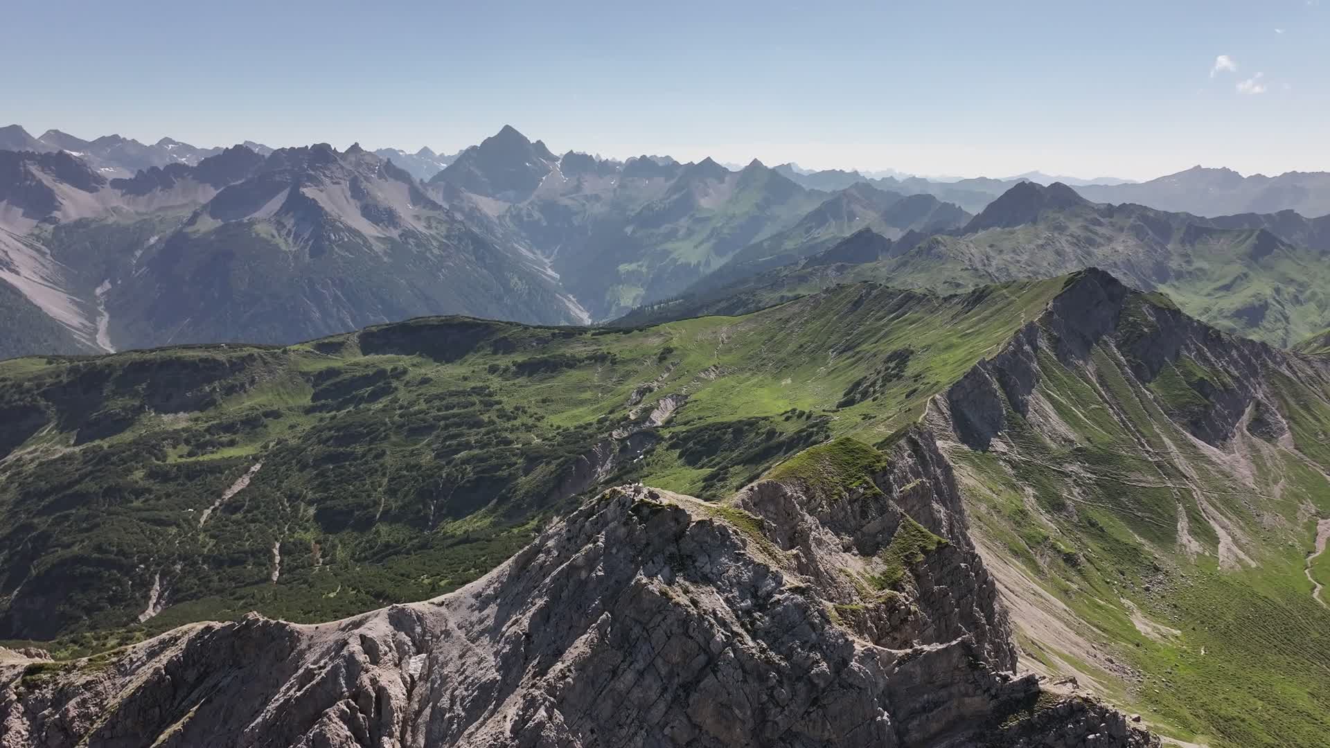 Drohnenaufnahme einer weiten Berglandschaft als Beispiel für hochwertige Außenwirkung und Lagegefühl